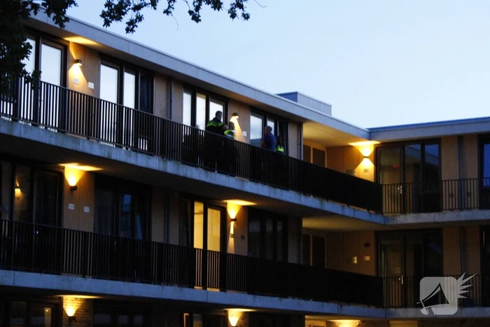 Verdovende middelen en messen aangetroffen na vechtpartij, politie valt woning binnen