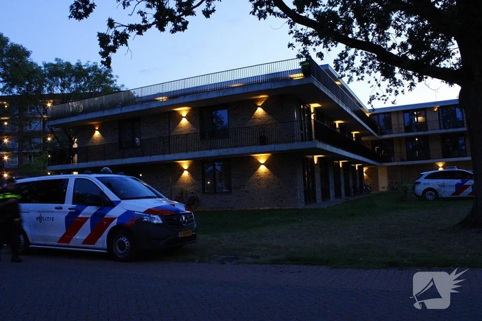Verdovende middelen en messen aangetroffen na vechtpartij, politie valt woning binnen
