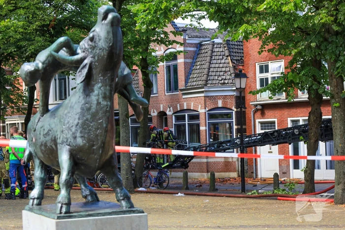 Hulpdiensten groots ingezet voor uitslaande brand bij woning