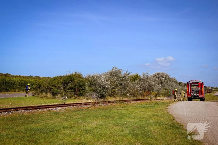 Brandweer ingezet voor brand in berm bij spoor