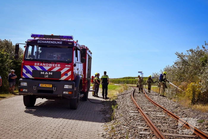 Brandweer ingezet voor brand in berm bij spoor