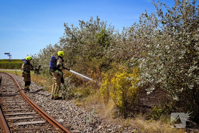 Brandweer ingezet voor brand in berm bij spoor