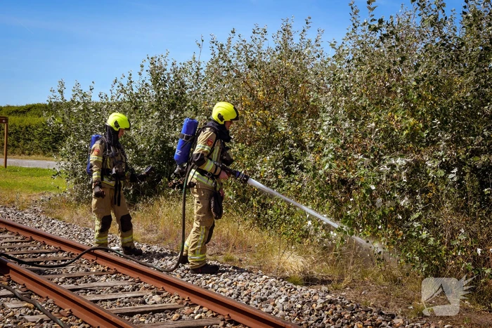 Brandweer ingezet voor brand in berm bij spoor