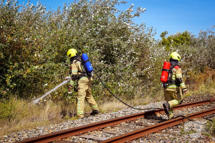 Brandweer ingezet voor brand in berm bij spoor