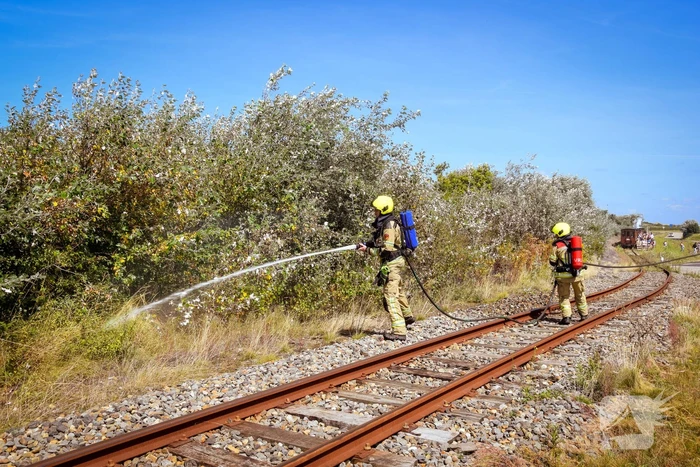 Brandweer ingezet voor brand in berm bij spoor