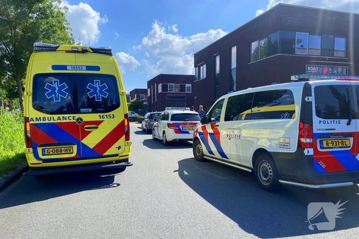 Hulpdiensten ingezet voor medisch incident in loods