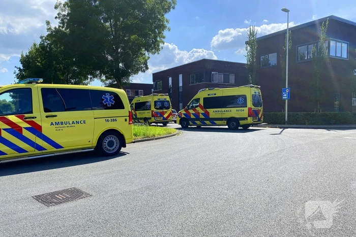 Hulpdiensten ingezet voor medisch incident in loods