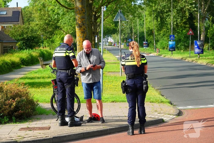 Automobilist schept fietser