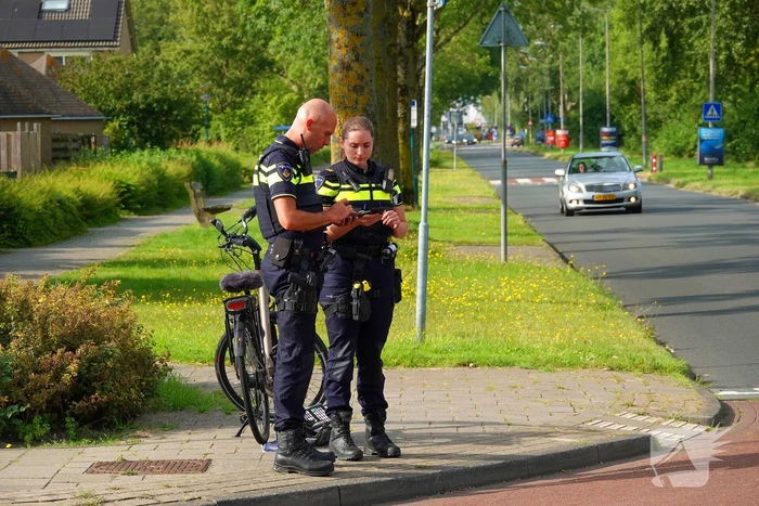 Automobilist schept fietser