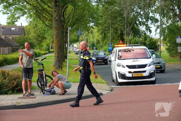 Automobilist schept fietser