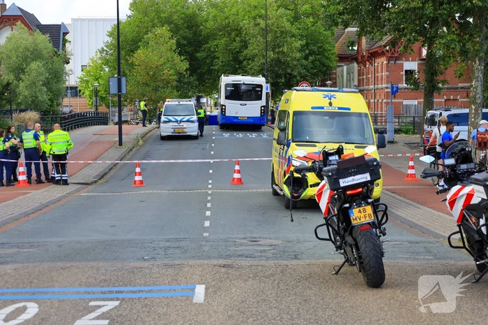 Traumateam ingezet voor dodelijk ongeval tussen GVB-bus en motorrijder