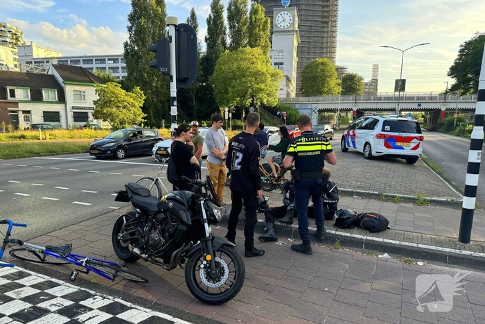 Motorrijder aangereden, automobilist rijdt door