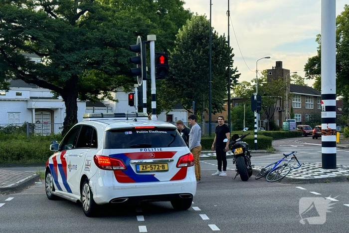 Motorrijder aangereden, automobilist rijdt door