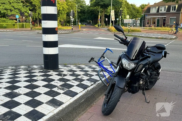 Motorrijder aangereden, automobilist rijdt door
