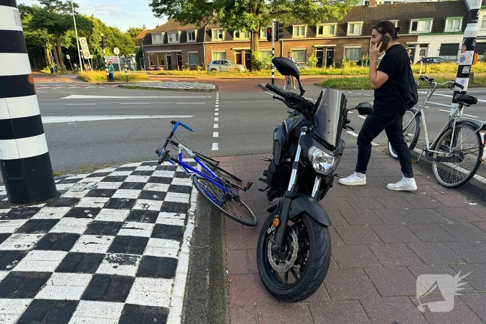 Motorrijder aangereden, automobilist rijdt door