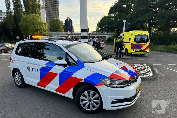 Motorrijder aangereden, automobilist rijdt door