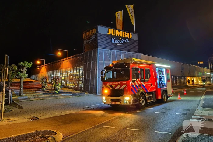Brand op dak parkeergarage snel onder controle