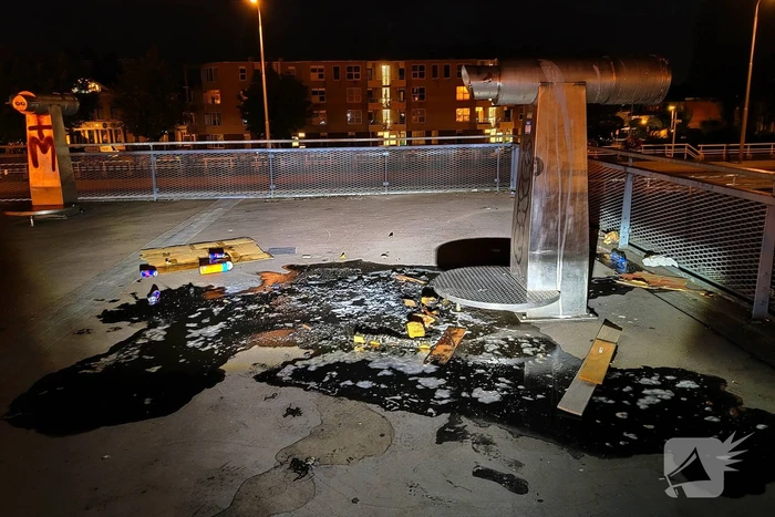 Brand op dak parkeergarage snel onder controle
