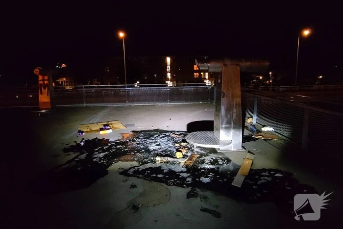 Brand op dak parkeergarage snel onder controle