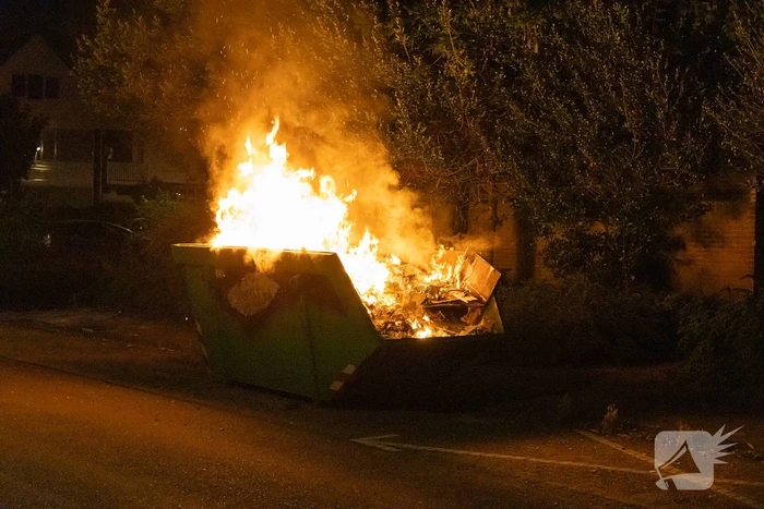 Metershoge vlammen door containerbrand