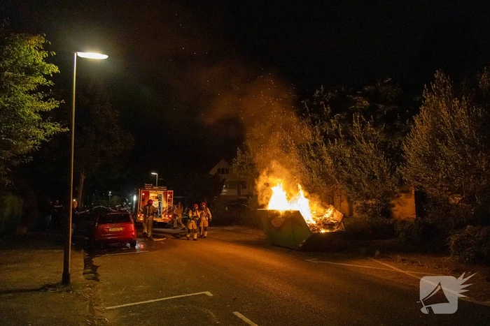 Metershoge vlammen door containerbrand