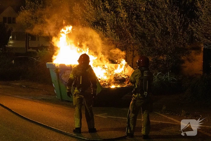 Metershoge vlammen door containerbrand