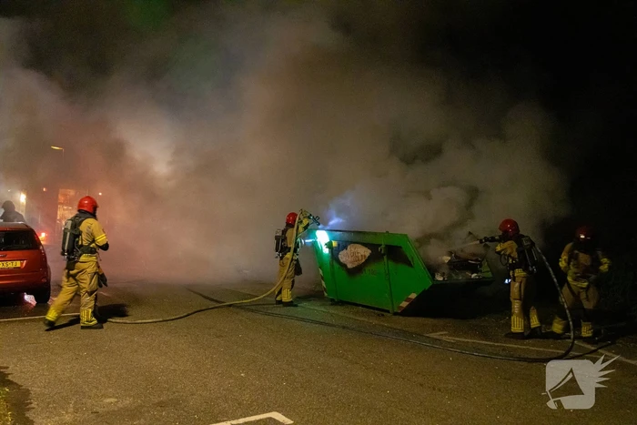 Metershoge vlammen door containerbrand