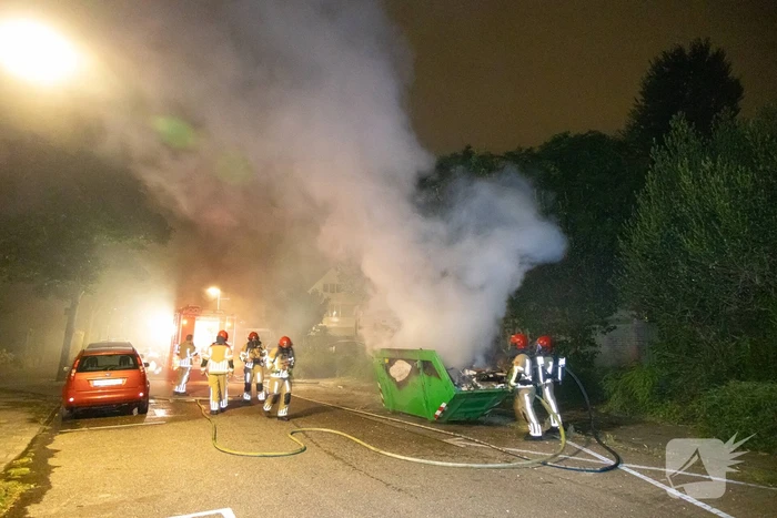 Metershoge vlammen door containerbrand