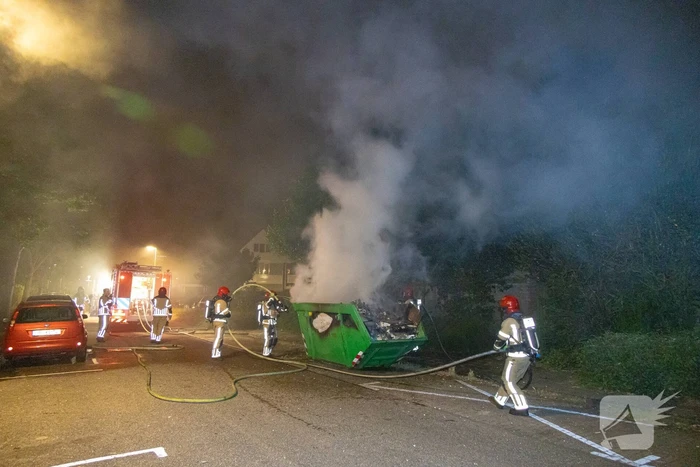 Metershoge vlammen door containerbrand