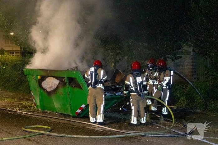Metershoge vlammen door containerbrand