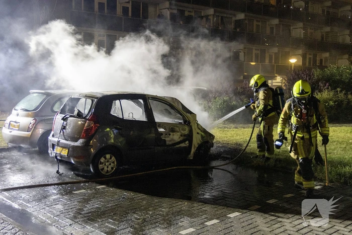 Personenauto volledig uitgebrand in nachtelijke uren