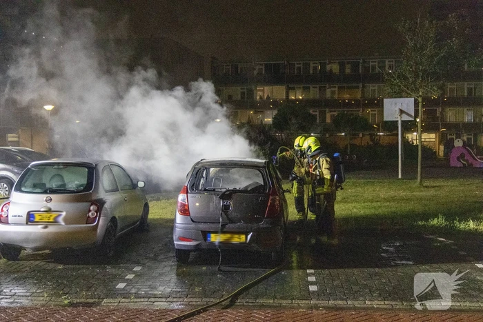 Personenauto volledig uitgebrand in nachtelijke uren