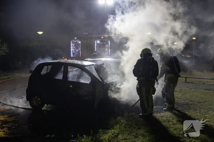 Personenauto volledig uitgebrand in nachtelijke uren