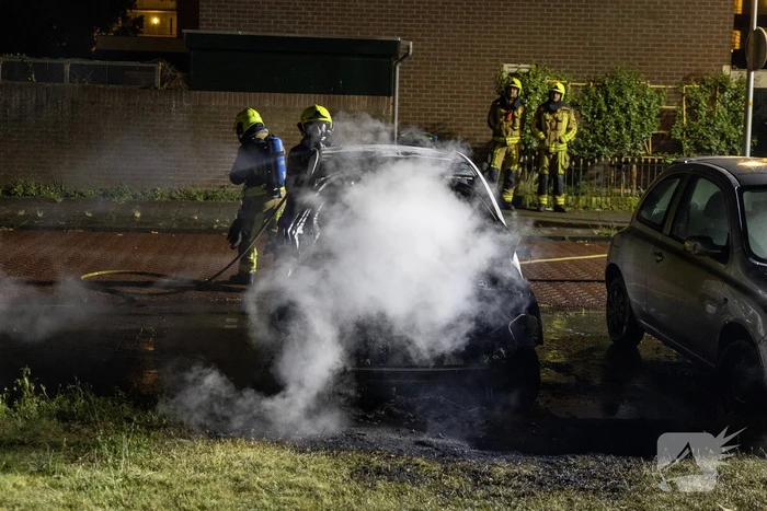 Personenauto volledig uitgebrand in nachtelijke uren