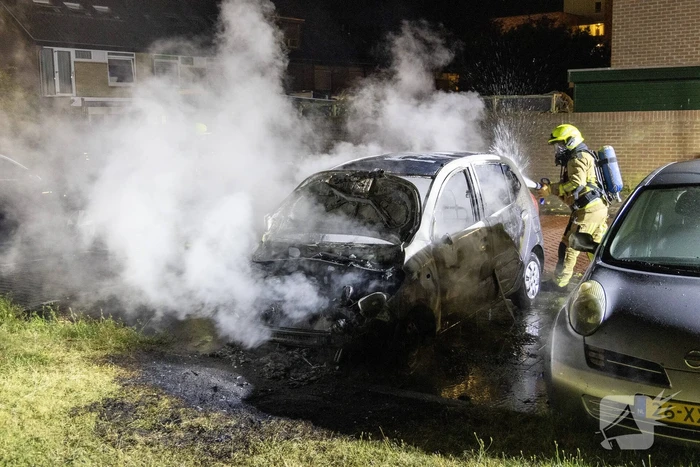 Personenauto volledig uitgebrand in nachtelijke uren