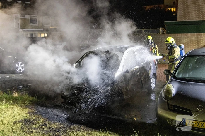Personenauto volledig uitgebrand in nachtelijke uren