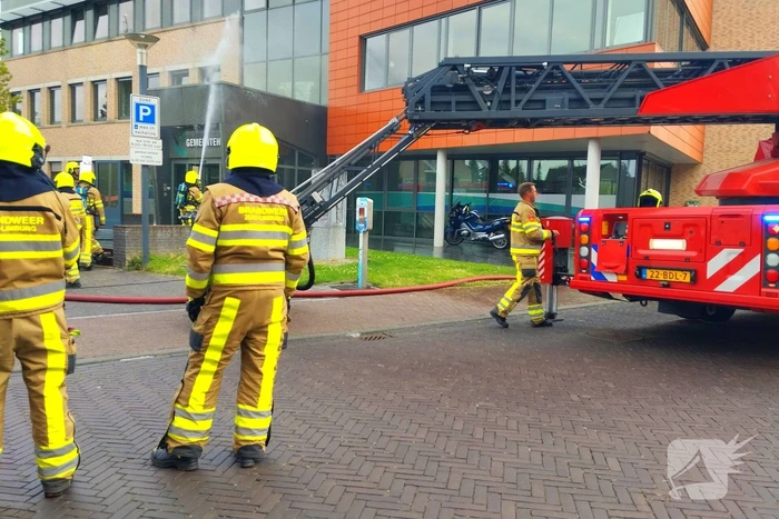 Vlammen uit muren van gemeentehuis na onkruidverbranding