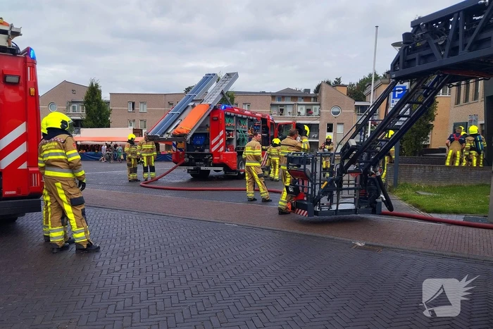 Vlammen uit muren van gemeentehuis na onkruidverbranding