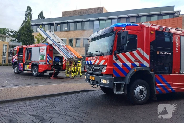 Vlammen uit muren van gemeentehuis na onkruidverbranding