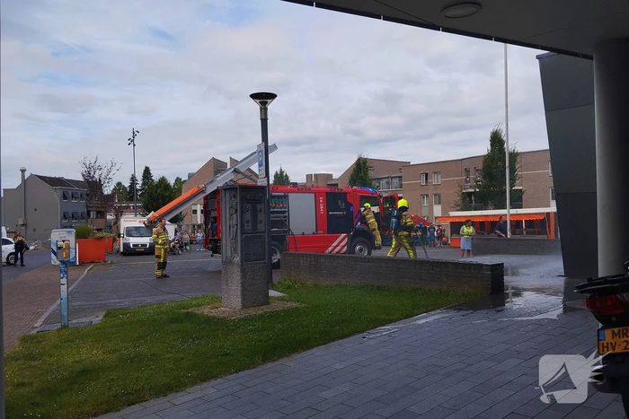 Vlammen uit muren van gemeentehuis na onkruidverbranding