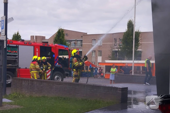 Vlammen uit muren van gemeentehuis na onkruidverbranding