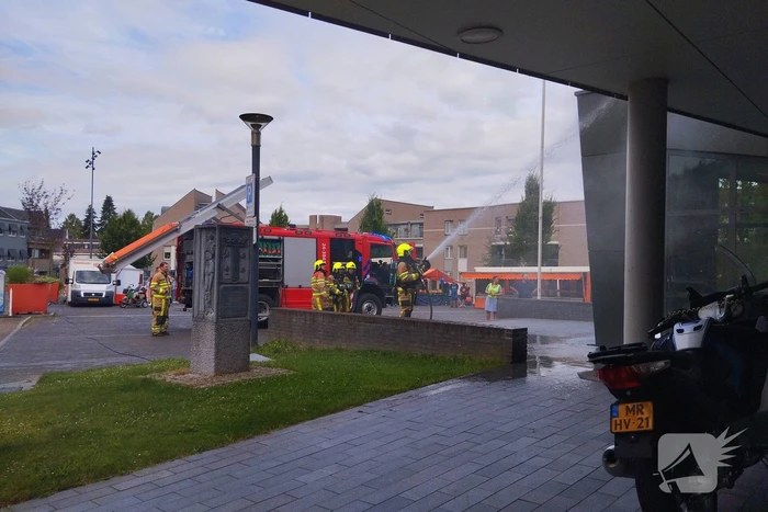 Vlammen uit muren van gemeentehuis na onkruidverbranding