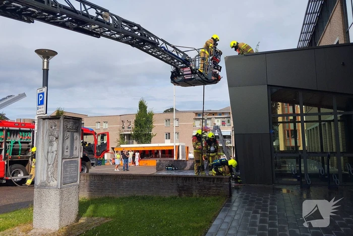 Vlammen uit muren van gemeentehuis na onkruidverbranding