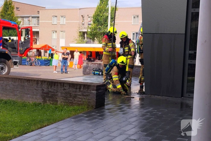 Vlammen uit muren van gemeentehuis na onkruidverbranding
