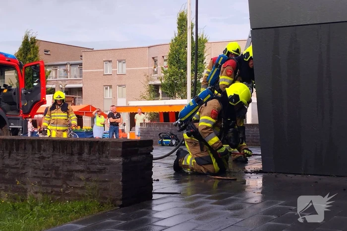 Vlammen uit muren van gemeentehuis na onkruidverbranding
