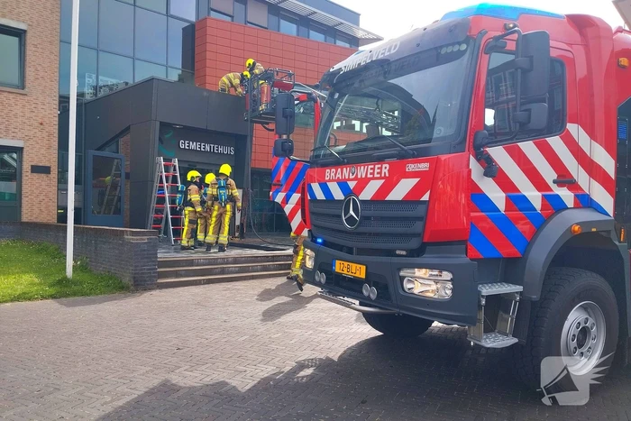Vlammen uit muren van gemeentehuis na onkruidverbranding