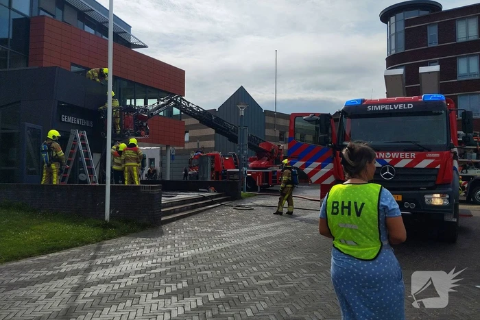 Vlammen uit muren van gemeentehuis na onkruidverbranding
