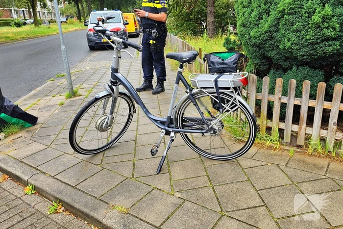 E-biker aangereden door pakketbezorger