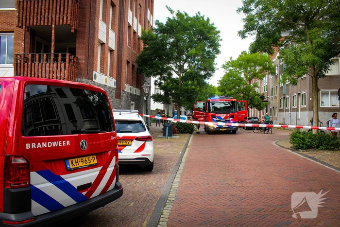 Alerte buurtbewoner wekt bewoner nadat woning vol rook staat