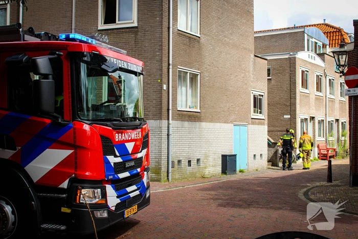 Alerte buurtbewoner wekt bewoner nadat woning vol rook staat